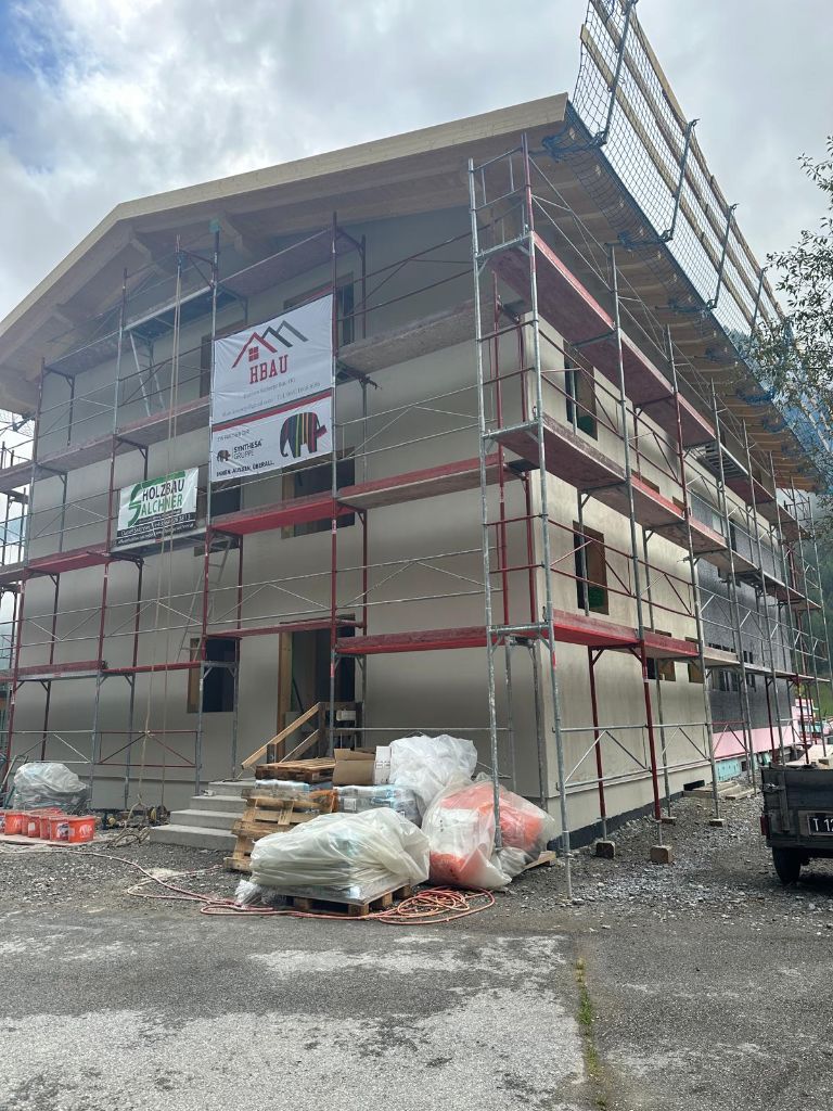 Projektfoto: Baustelle mit Gerüst – Außenarbeiten