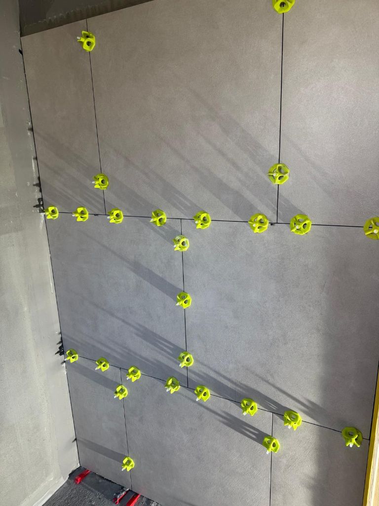 Projektfoto: Fliesenarbeiten mit Nivelliersystem