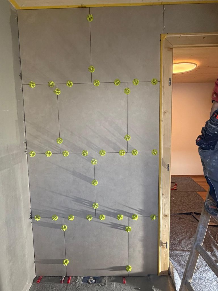 Projektfoto: Verlegung großformatiger Fliesen