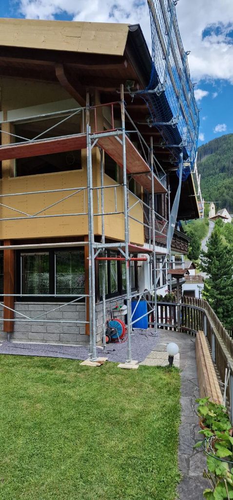 Projektfoto: Fassaden-/Außenarbeiten am Gebäude mit Gerüst